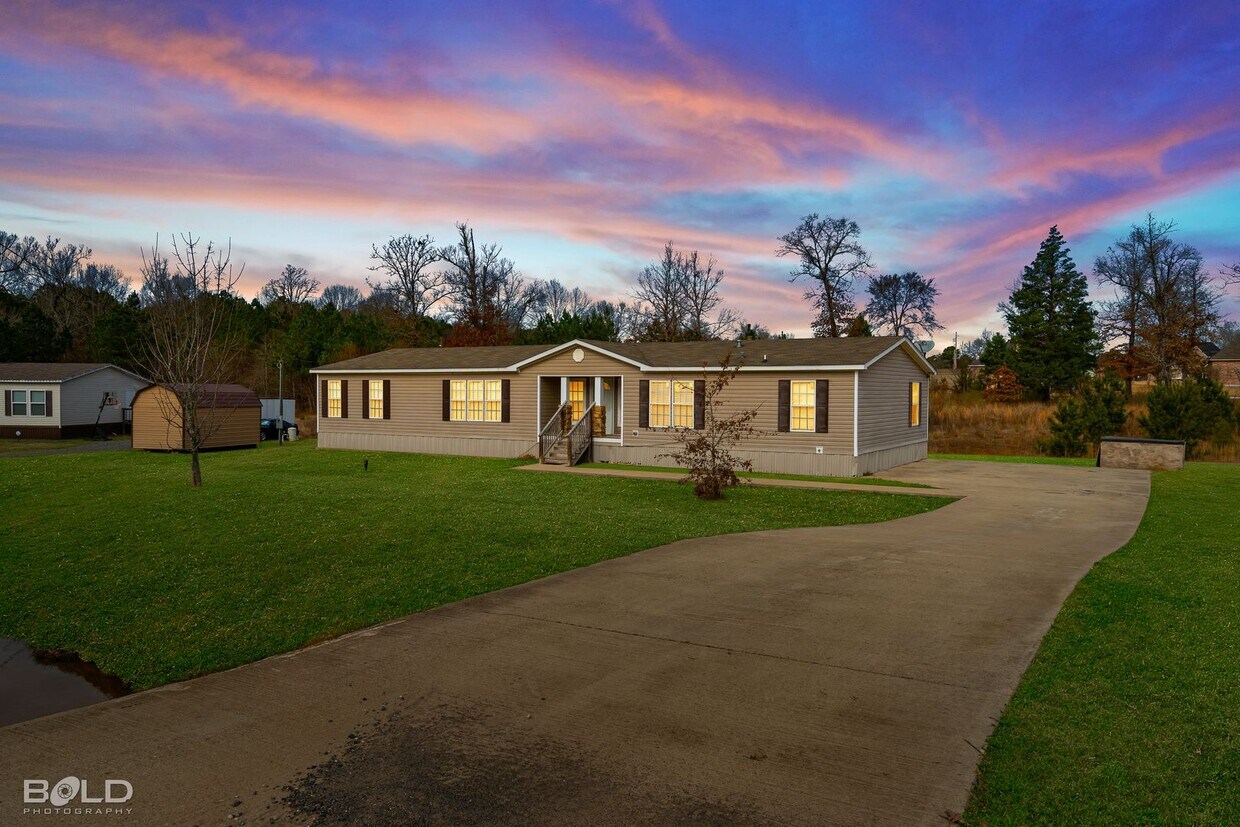 Foto principal - Beautiful 4 Bed 2 Bath!