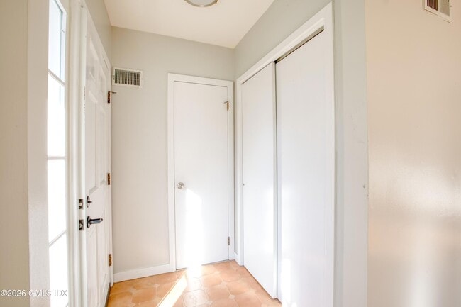 Building Photo - 24 Hollow Wood Ln