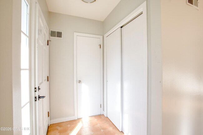 Foto del edificio - 24 Hollow Wood Ln