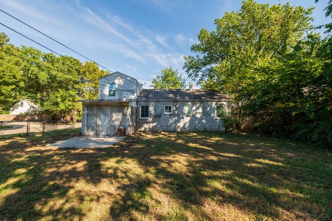 Building Photo - 703 S Dellrose St