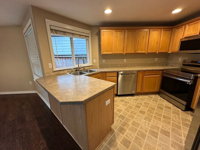 Foto del edificio - Very Nice 3 Bed 2 Bath Home With Vinyl Pla...