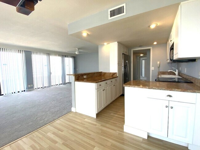 Building Photo - Ocean Front Remodeled Condo in Daytona Beach!