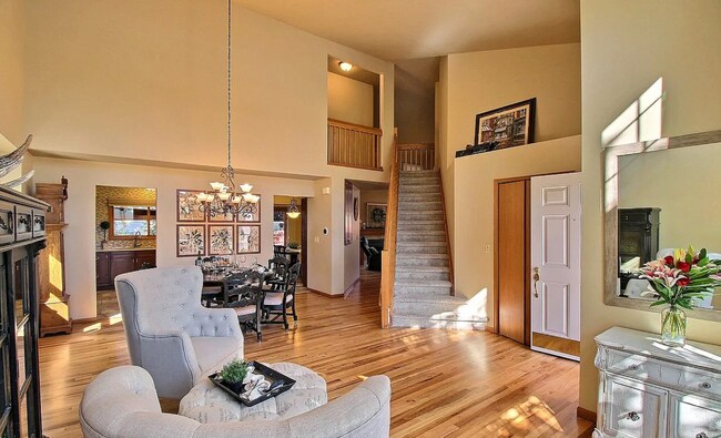 Foto del edificio - Spacious 4-Bedroom Home with Huge Fenced Y...
