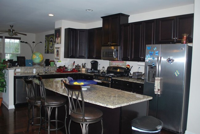 Building Photo - 8152 Creekside Village Dr