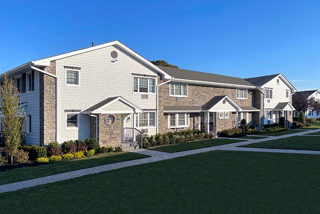 Professionally Landscaped - Fairfield Townhouses At Massapequa