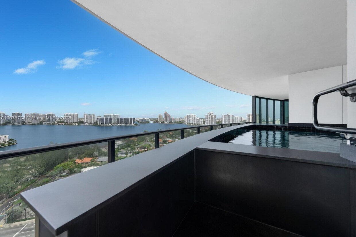 Foto principal - 18555 Collins Ave