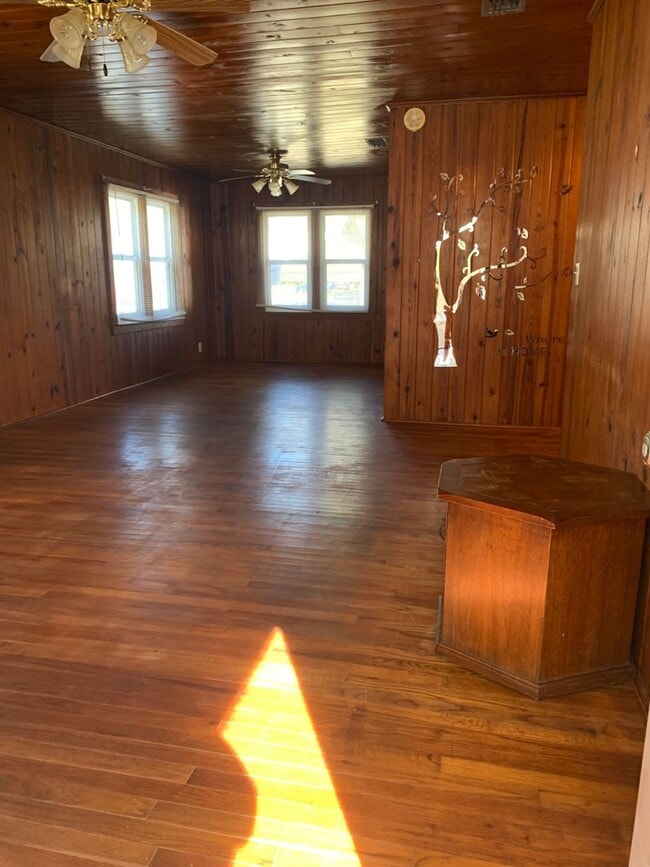 Building Photo - Cute 3/1 on 1/2 acre.
