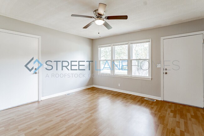 Building Photo - SIGN LEASE BY 2/28 AND GET $250 OFF FIRST ...