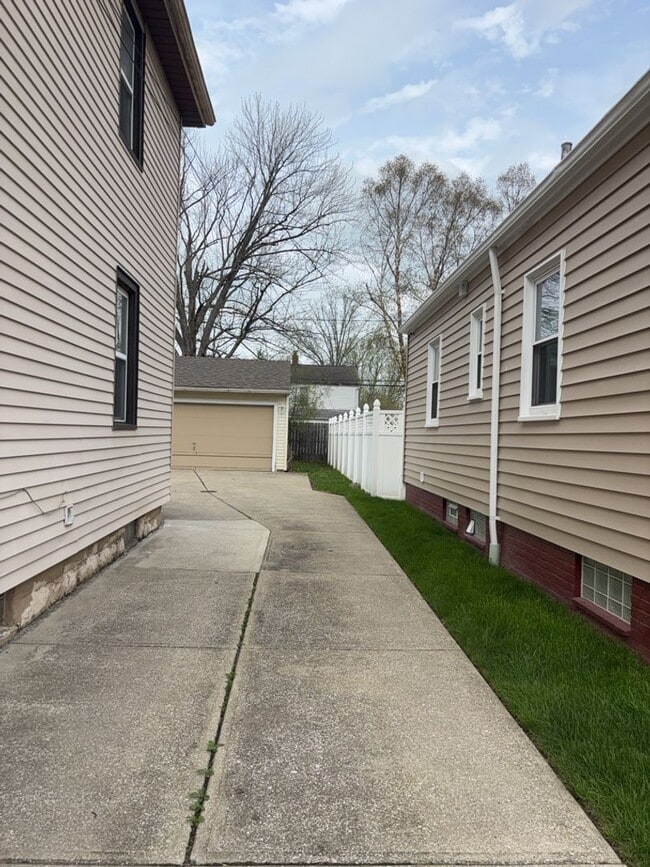 Building Photo - Spacious 5-Bedroom Home with Detached Garage