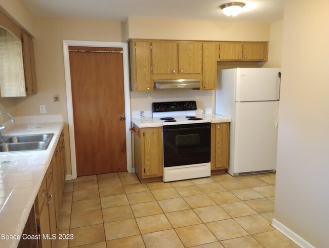 kitchen - 1710 N Merrimac Dr