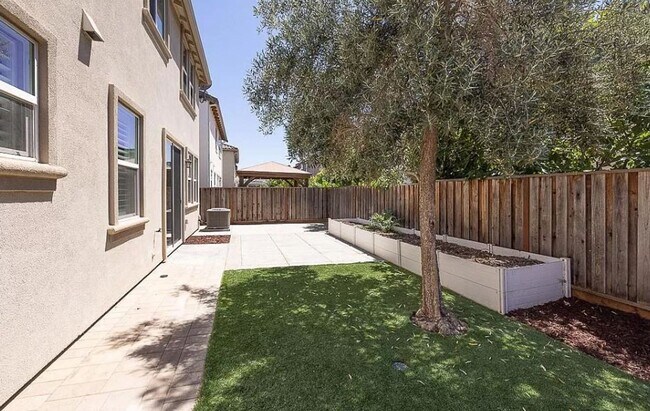 Foto del edificio - $4195.00 - Gorgeous and Ready for Move-In! Spacious 4 Br / 2.5 Ba in South Gilroy