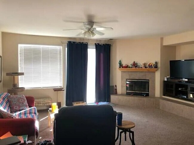 Foto del edificio - 2423 Mammoth Way