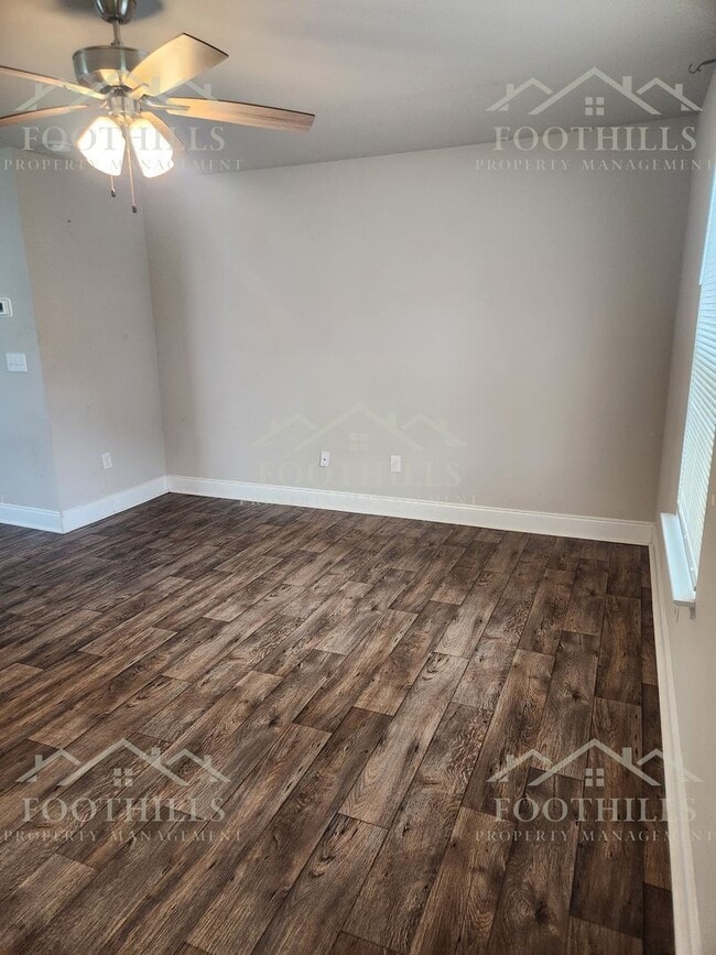 Building Photo - 102 David St