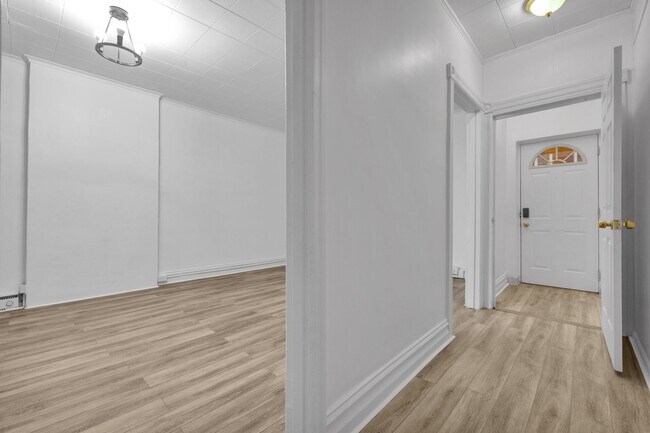 Building Photo - Spacious 5-Bed Renovated Home with Modern ...