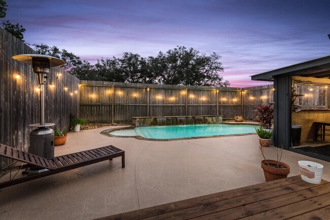 Área de la piscina por la noche - 5885 Woodway Dr