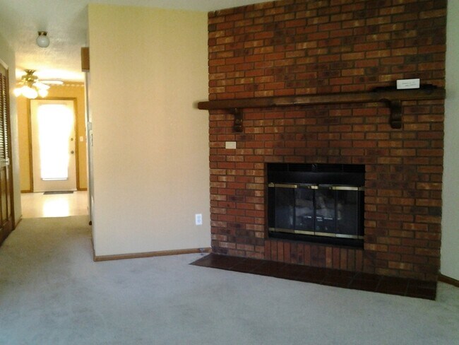 Building Photo - Nice end unit Townhome