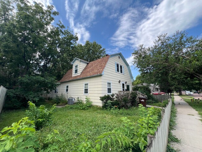 Building Photo - 1117 E 2nd-3 bedroom, 1.5 bathroom house w...