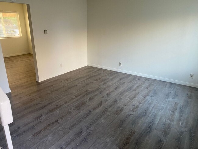 Building Photo - 2 story 2 bed, 1 1/2 bath Monticello Condo
