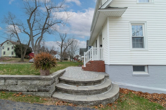 Building Photo - 315 S Orchard St