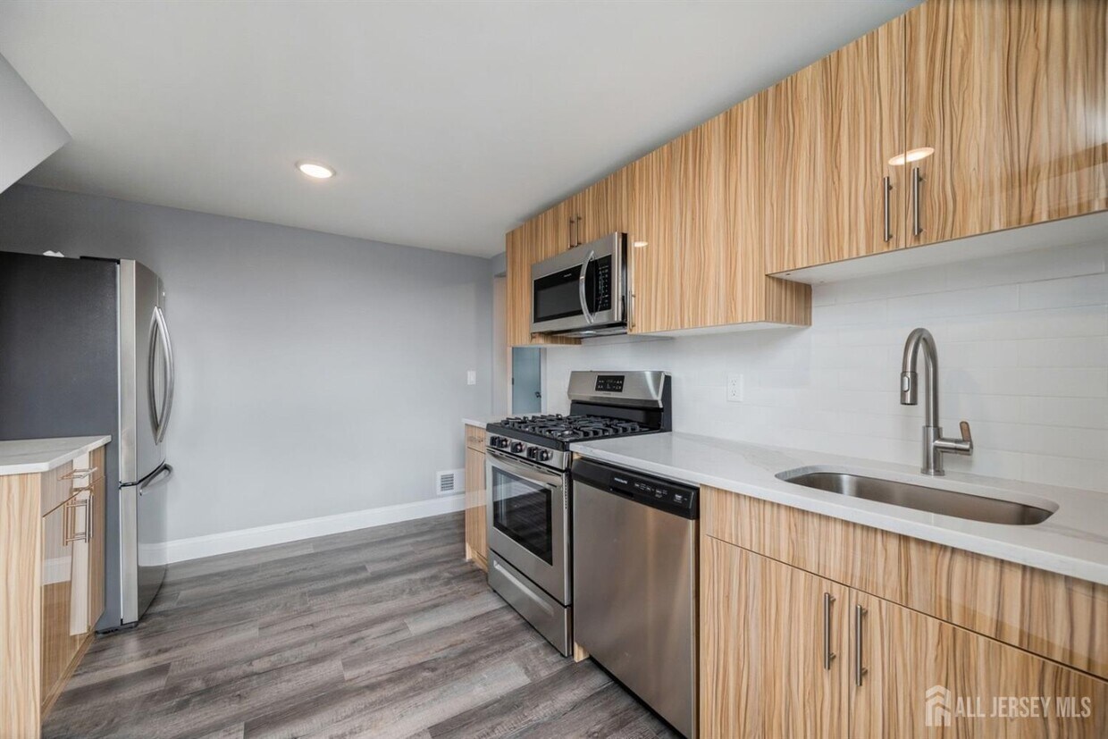 111 Cherry St Unit B, Woodbridge Township, NJ 08830 Room for Rent in