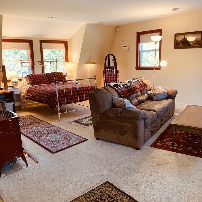 Living/Sleeping Area - 66 Magog Rd