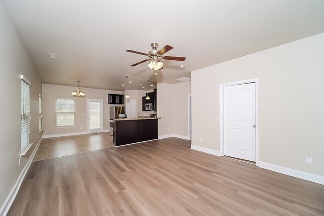 Building Photo - Charming 4 Bedroom