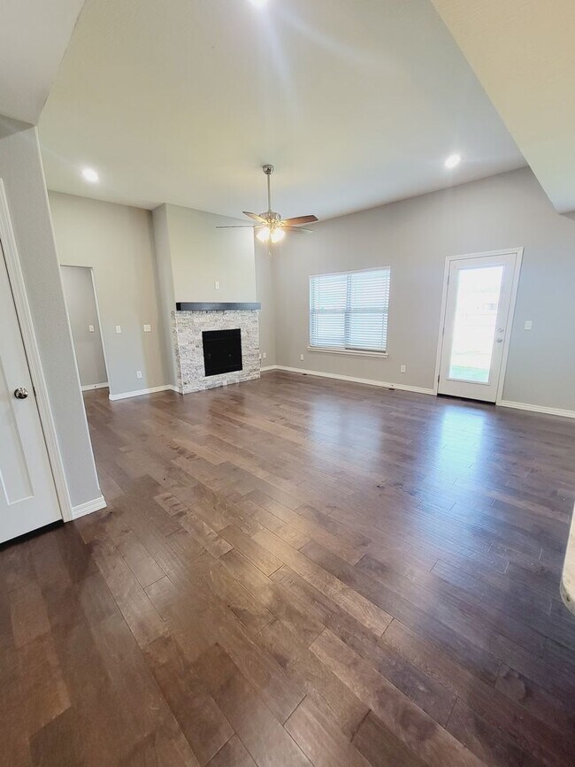 Building Photo - Rogersville - Newer - 4 Bed Room, 3 Car in...