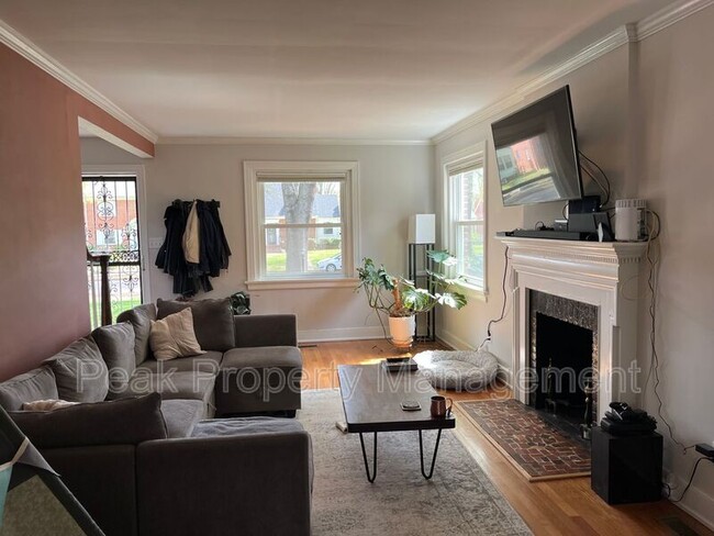 Foto del edificio - 3514 Montrose Ave