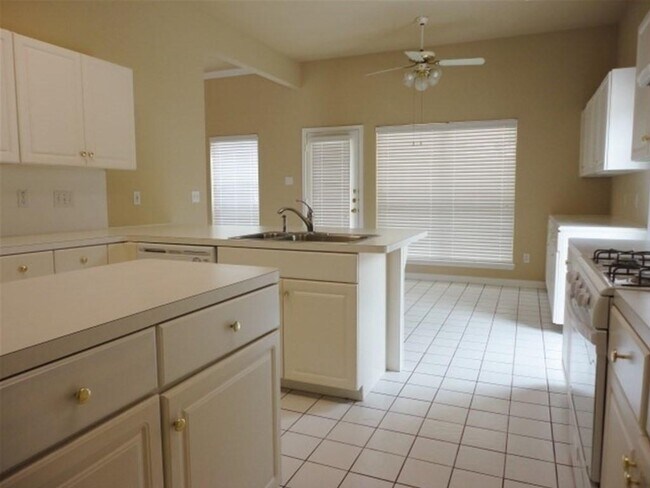 Foto del edificio - 13143 Mills River St