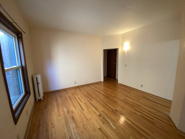 Foto del edificio - 1 Bed 1 Bath - Lowry Hill - 5 Blocks from ...