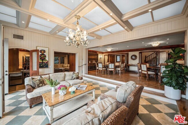 Foto del edificio - 708 Sierra Dr