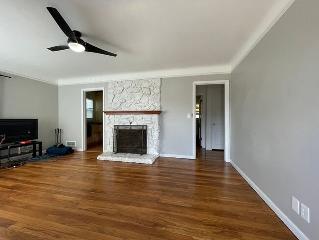 Building Photo - St. Johns 1940s 2Bd 1Ba home with updated Kitchen and a Basement! Features a Stained glass Outdoo...