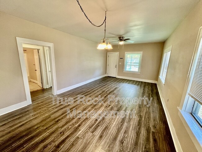 Building Photo - 804 E 13th St