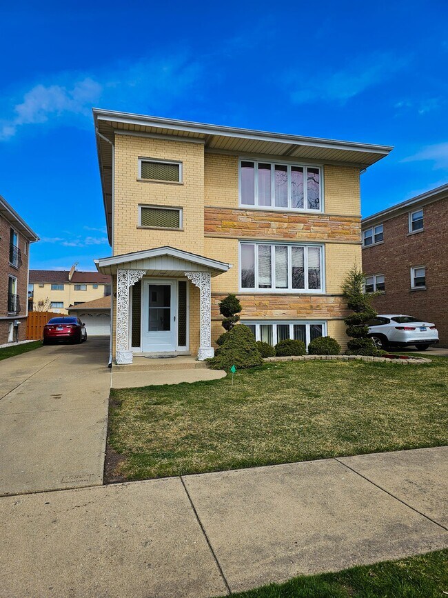 Building Photo - 8668 W Carmen Ave