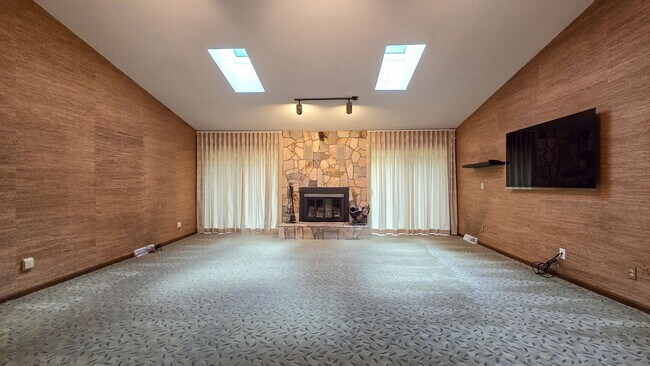 Foto del edificio - 632 Browning Pl