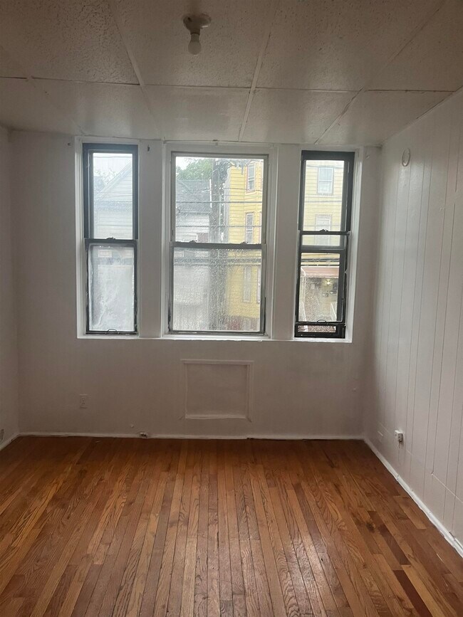Building Photo - 1128 Summit Ave