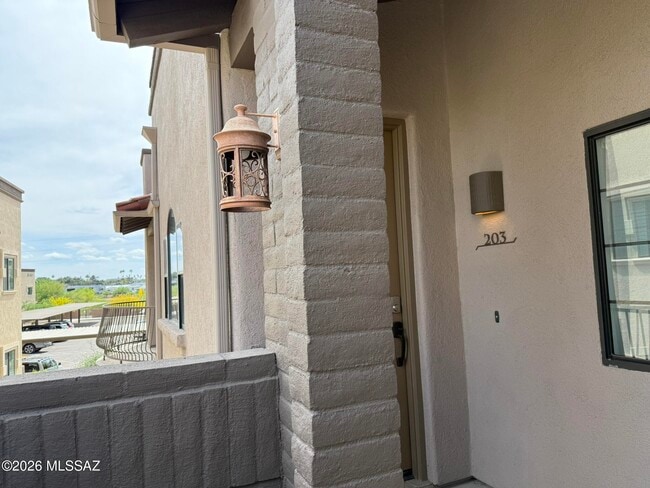 Building Photo - 2028 E River Rd