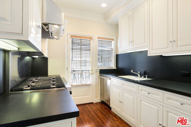 Building Photo - 151 S Rodeo Dr