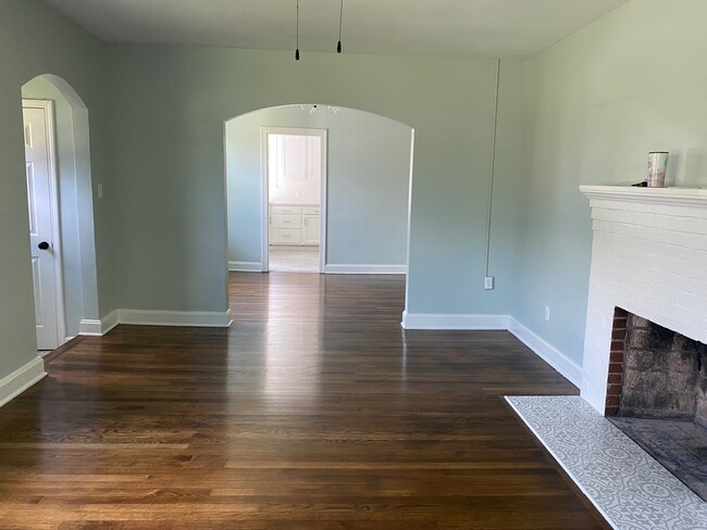Building Photo - 4615 Crescent St
