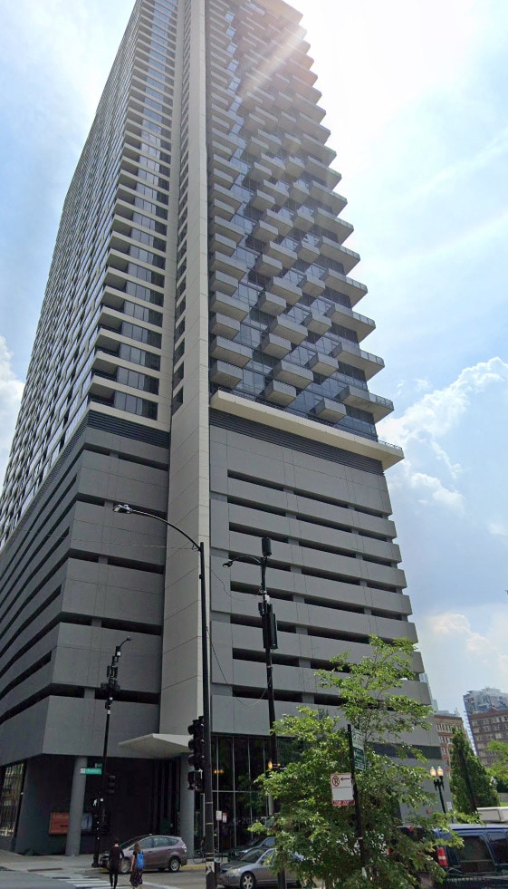 Building Photo - 235 W Van Buren St
