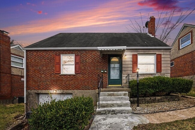 Foto del edificio - Beautiful 4 Bed 2 Bath Renovated Home!