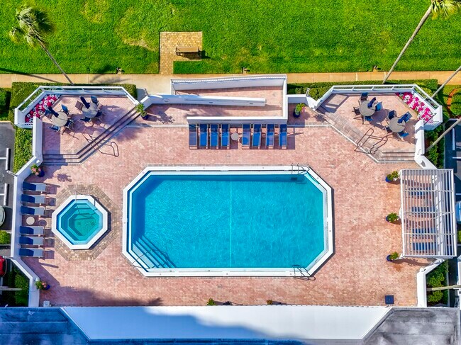 Foto del edificio - 123 Lakeshore Dr