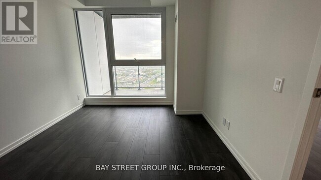 Photo du bâtiment - 1000 Portage Pkwy