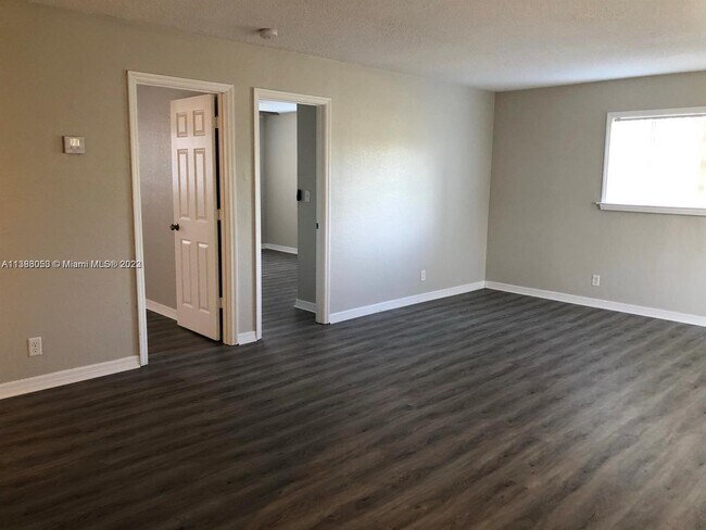 Building Photo - 584 Holly Dr