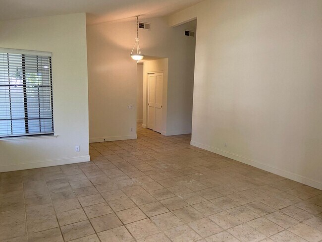 Foto del edificio - Willow Creek 3 Bdrm, 2 bath one story home