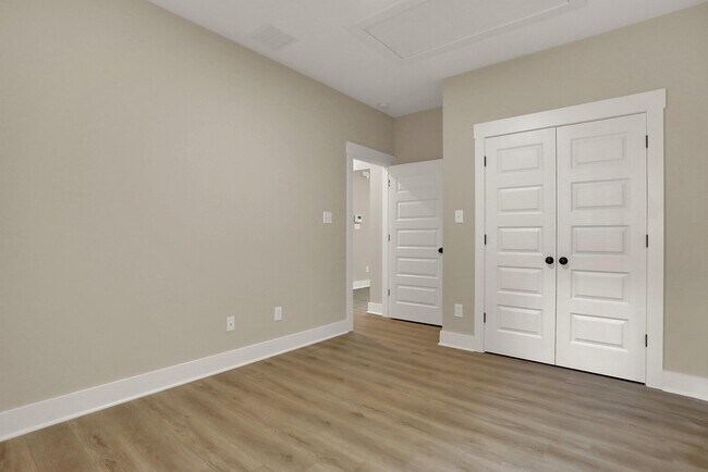 Building Photo - 571 Sharon Dr