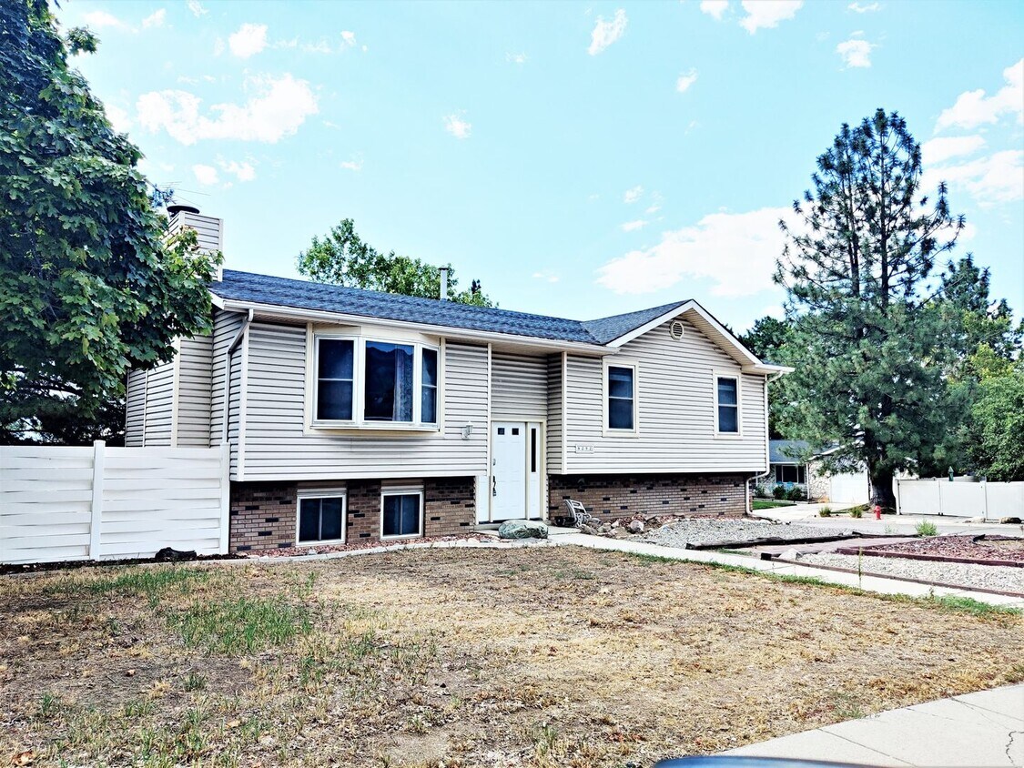 Primary Photo - 4 Bed/2 Bath home in Sandy