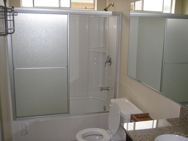 Foto del edificio - 1351 Jasmine Cir