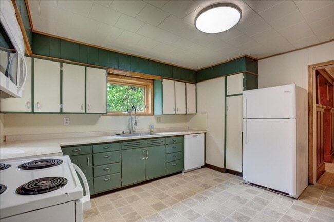 Building Photo - 820 10th St E