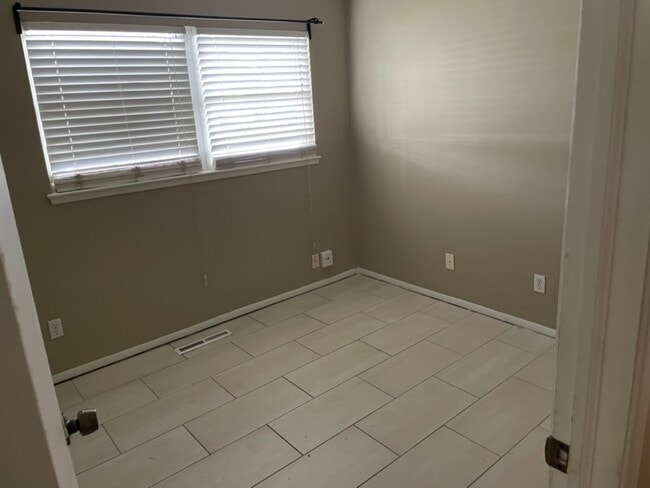 Building Photo - 2517 S 51st Terrace